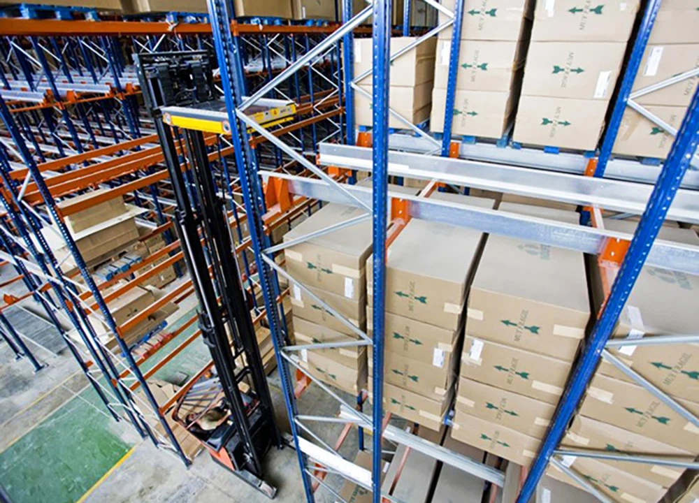 Shuttle Pallet Racking System Working in Warehouse Shuttle Pallet Racking System Working in Warehouse